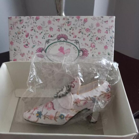 PUTTING ON THE RITZ DEEP SECRET EMBROIDERED RHINESTONE SHOE NIB - Picture 3 of 3